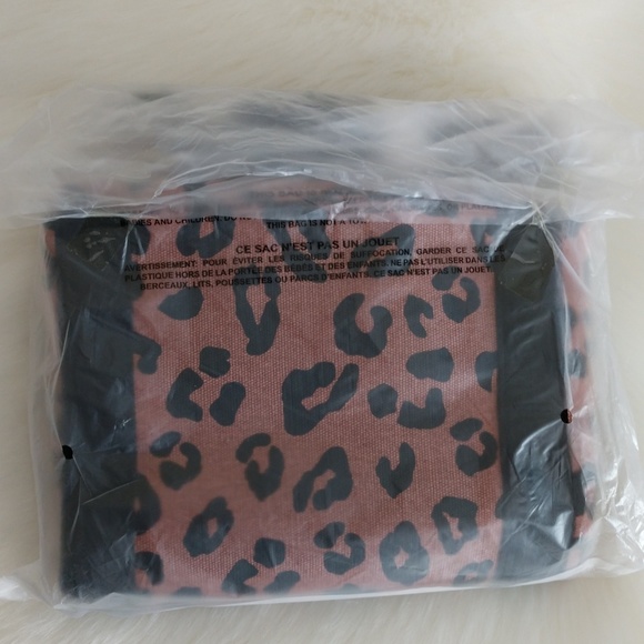 🌺PINK VICTORIA'S SECRET TOP ZIP WEEKENDER - Picture 3 of 4